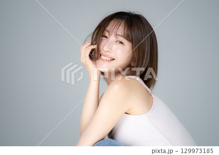 ビューティー　若い女性　 129973185