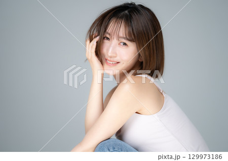 ビューティー　若い女性　 129973186