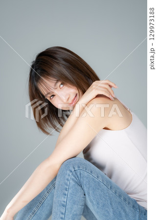 ビューティー　若い女性　 129973188