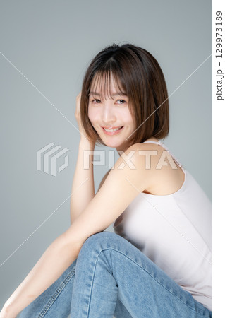 ビューティー　若い女性　 129973189