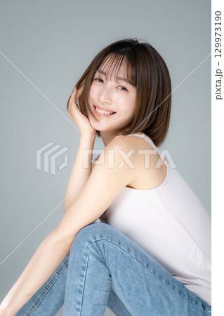 ビューティー　若い女性　 129973190