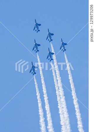 夏の青空と松島基地のブルーインパルス　宮城県東松島市 129973206