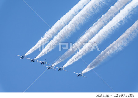 夏の青空と松島基地のブルーインパルス　宮城県東松島市 129973209