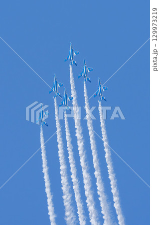 夏の青空と松島基地のブルーインパルス　宮城県東松島市 129973219