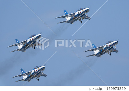 夏の青空と松島基地のブルーインパルス　宮城県東松島市 129973229