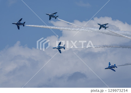 夏の青空と松島基地のブルーインパルス 宮城県東松島市 夏の青空と松島基地のブルーインパルス 宮城県東松島市 129973254