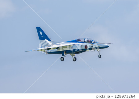 夏の青空と松島基地のブルーインパルス　宮城県東松島市 129973264