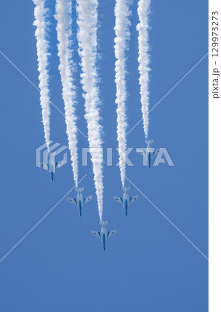 夏の青空と松島基地のブルーインパルス　宮城県東松島市 129973273