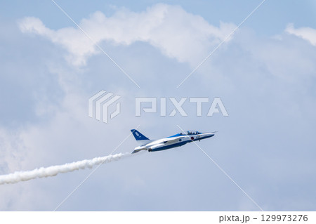 夏の青空と松島基地のブルーインパルス　宮城県東松島市 129973276