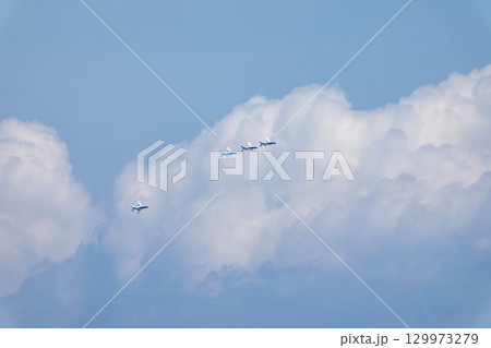 夏の青空と松島基地のブルーインパルス　宮城県東松島市 129973279