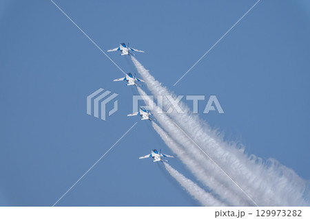 夏の青空と松島基地のブルーインパルス　宮城県東松島市 129973282