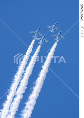 夏の青空と松島基地のブルーインパルス 宮城県東松島市 夏の青空と松島基地のブルーインパルス 宮城県東松島市 129973285