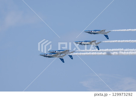夏の青空と松島基地のブルーインパルス 宮城県東松島市 夏の青空と松島基地のブルーインパルス 宮城県東松島市 129973292