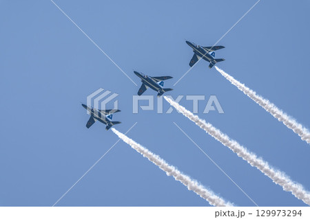 夏の青空と松島基地のブルーインパルス 宮城県東松島市 夏の青空と松島基地のブルーインパルス 宮城県東松島市 129973294
