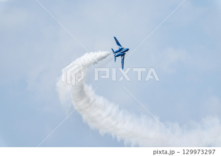 夏の青空と松島基地のブルーインパルス 宮城県東松島市 夏の青空と松島基地のブルーインパルス 宮城県東松島市 129973297