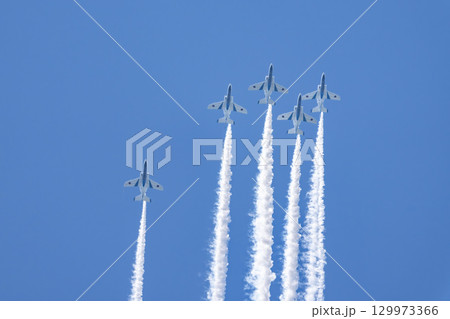 夏の青空と松島基地のブルーインパルス 宮城県東松島市 夏の青空と松島基地のブルーインパルス 宮城県東松島市 129973366
