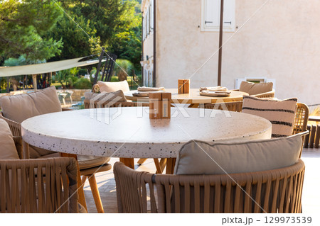 ヨーロッパのカフェレストラン 129973539