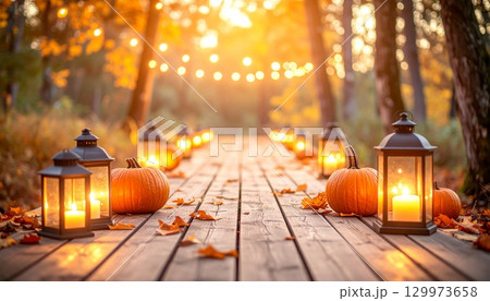 ハロウィンナイト:木製の通路と温かい光のデコレーション ハロウィンナイト:木製の通路と温かい光のデコレーション 129973658