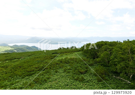 【小清水町　阿寒摩周国立公園　藻琴山小清水高原から望む屈斜路湖】 129973920