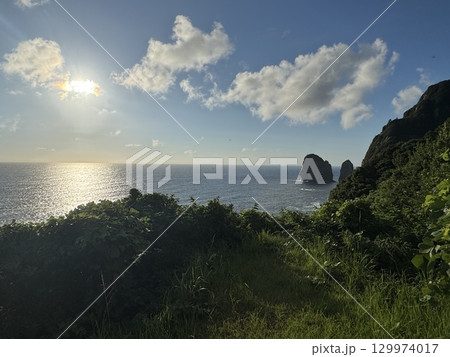 断崖絶壁から望む海 129974017
