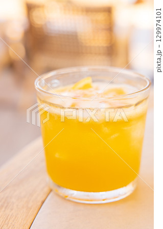 リゾートで飲む冷たくて美味しいトロピカルハイボール 129974101