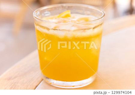 リゾートで飲む冷たくて美味しいトロピカルハイボール 129974104