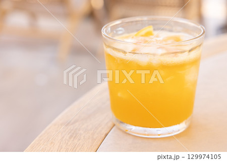 リゾートで飲む冷たくて美味しいトロピカルハイボール 129974105