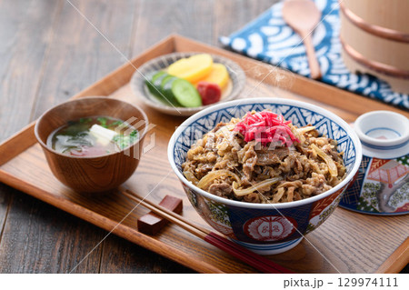 熱々の牛丼定食と味噌汁 漬物を添えた和食の食卓 日本の伝統的なランチやディナーのイメージ 熱々の牛丼定食と味噌汁 漬物を添えた和食の食卓 日本の伝統的なランチやディナーのイメージ 129974111