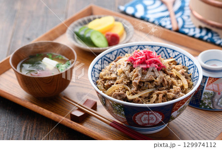 熱々の牛丼定食と味噌汁 漬物を添えた和食の食卓 日本の伝統的なランチやディナーのイメージ 熱々の牛丼定食と味噌汁 漬物を添えた和食の食卓 日本の伝統的なランチやディナーのイメージ 129974112