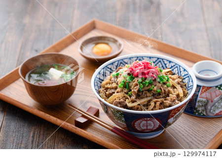 熱々の牛丼定食と味噌汁 漬物を添えた和食の食卓 日本の伝統的なランチやディナーのイメージ 熱々の牛丼定食と味噌汁 漬物を添えた和食の食卓 日本の伝統的なランチやディナーのイメージ 129974117