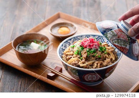 熱々の牛丼定食と味噌汁 漬物を添えた和食の食卓 日本の伝統的なランチやディナーのイメージ 129974118