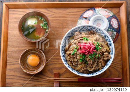 熱々の牛丼定食と味噌汁 漬物を添えた和食の食卓 日本の伝統的なランチやディナーのイメージ 129974120