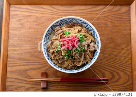 熱々の牛丼定食と味噌汁 漬物を添えた和食の食卓 日本の伝統的なランチやディナーのイメージ 129974121