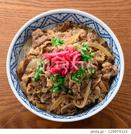 熱々の牛丼定食と味噌汁 漬物を添えた和食の食卓 日本の伝統的なランチやディナーのイメージ 熱々の牛丼定食と味噌汁 漬物を添えた和食の食卓 日本の伝統的なランチやディナーのイメージ 129974122