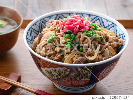熱々の牛丼定食と味噌汁 漬物を添えた和食の食卓 日本の伝統的なランチやディナーのイメージ 熱々の牛丼定食と味噌汁 漬物を添えた和食の食卓 日本の伝統的なランチやディナーのイメージ 129974124