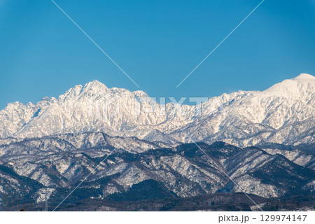 晴れた日の冬の立山連峰 129974147