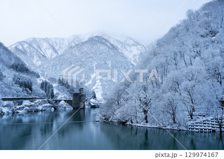 凍りつく宇奈月ダム 129974167