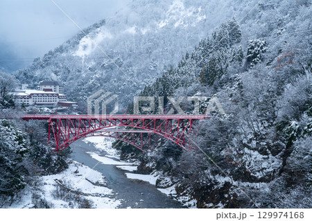 冬の新山彦橋と黒部川 129974168