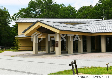 【釧路市　阿寒摩周国立公園「阿寒湖畔エコミュージアムセンター」エントランス】 129974251