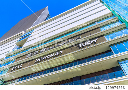 日本の横浜都市景観8月23日。猛烈な暑さ続く…横浜駅やJR横浜タワーなどを望む 129974268