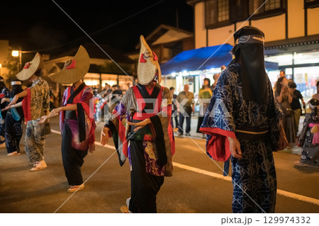 端縫い着物と編み笠で踊る女性 西馬音内盆踊り 2025年 秋田県 端縫い着物と編み笠で踊る女性 西馬音内盆踊り 2025年 秋田県 129974332