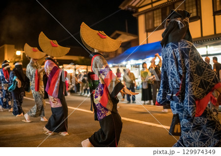 端縫い着物と編み笠で踊る女性　西馬音内盆踊り　2025年　秋田県 129974349