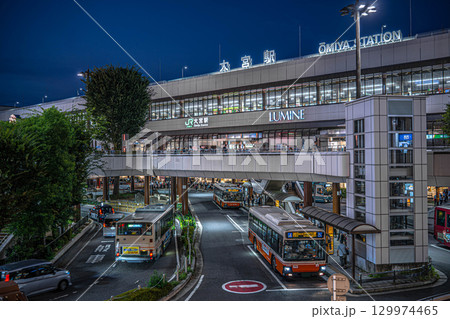 JR大宮駅西口の夜景 活気あふれるバスターミナル JR大宮駅西口の夜景 活気あふれるバスターミナル 129974465