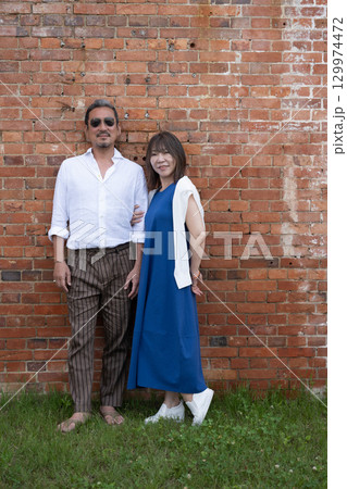 半田赤レンガ建物（旧兜ビール跡）を旅するミドルカップル　愛知県半田地区 129974472