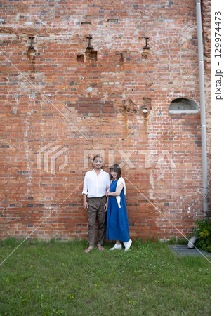 半田赤レンガ建物（旧兜ビール跡）を旅するミドルカップル　愛知県半田地区 129974473