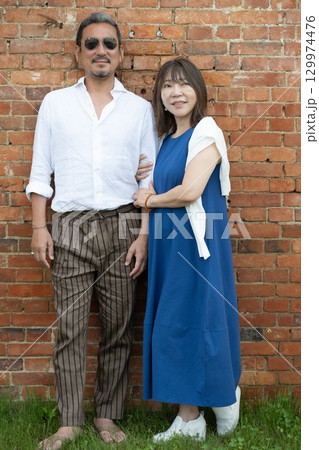 半田赤レンガ建物（旧兜ビール跡）を旅するミドルカップル　愛知県半田地区 129974476