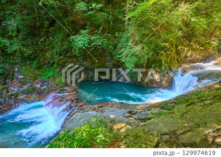 山梨県山梨市 西沢渓谷の滝(人面洞)を見る 129974619