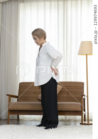 シニア女性の腰の痛み 129974693