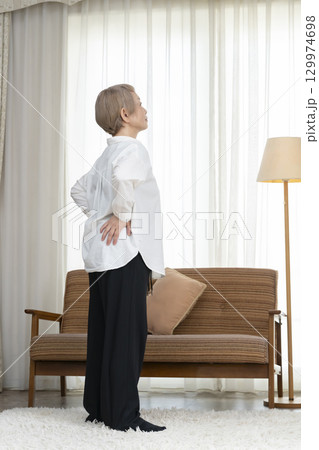 シニア女性の腰の痛み 129974698