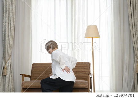 シニア女性の腰の痛み 129974701